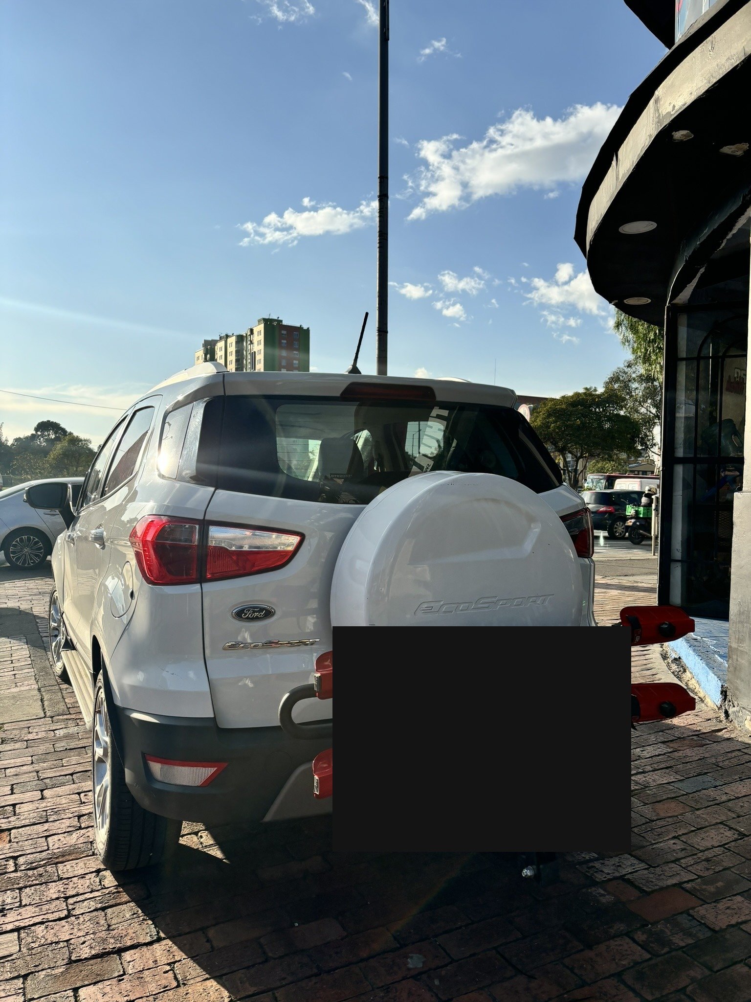 Ford EcoSport con portabicicletas Aerobike 4 bicicletas instalado