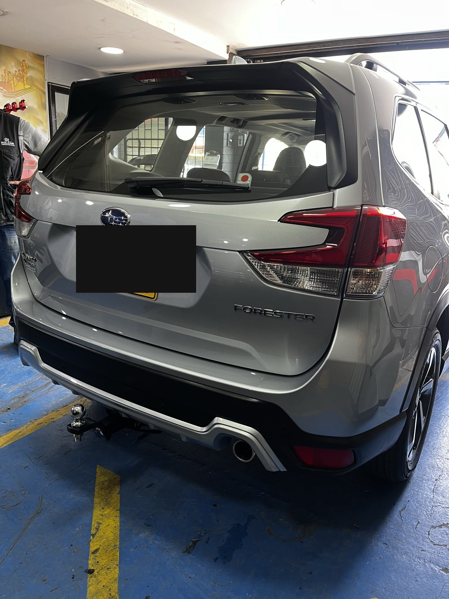 Subaru Forester Advance plateado con tiro de arrastre instalado