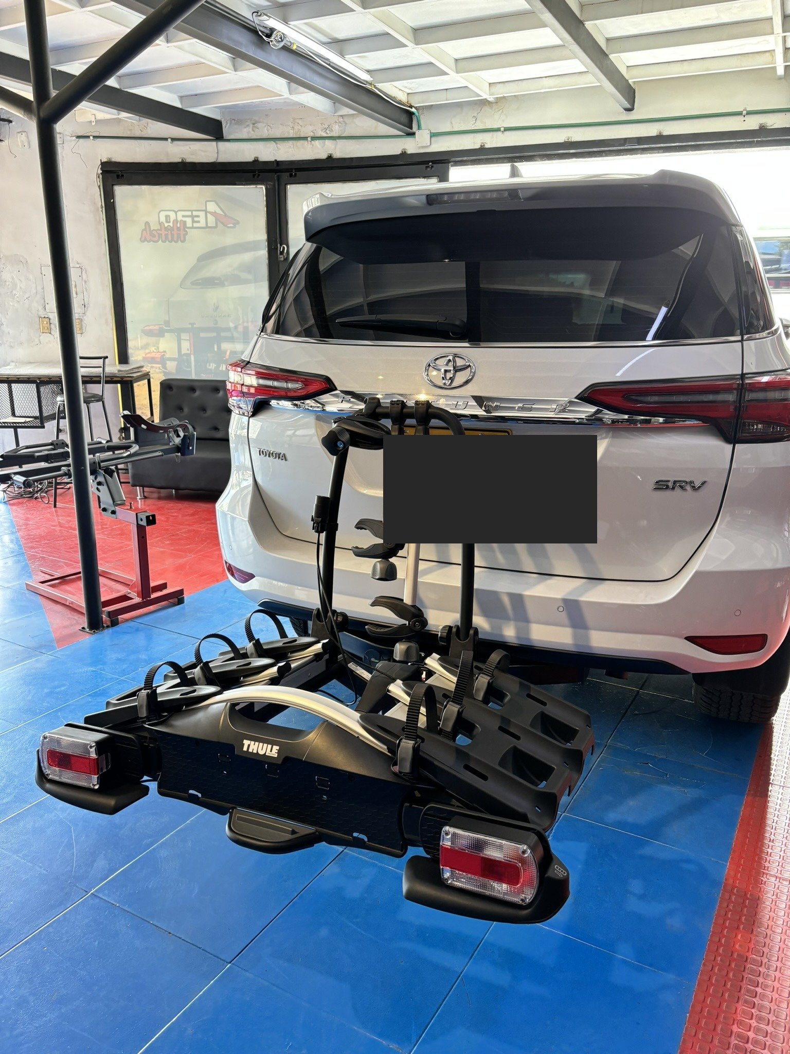 Toyota Fortuner con portabicicletas Thule VeloCompact instalado en el tiro de arrastre