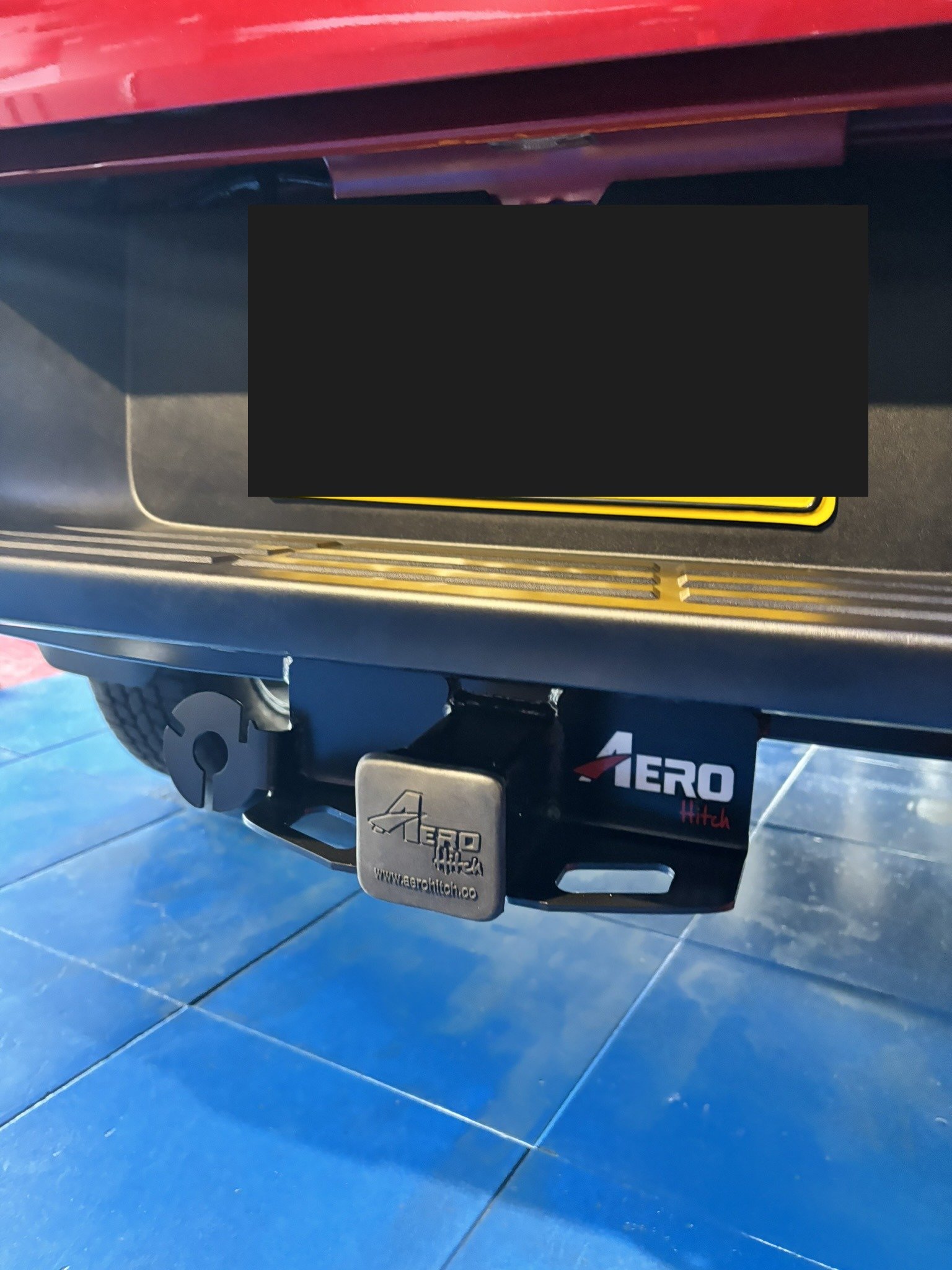 Detalle del receptor Aero Hitch en Toyota Hilux 2025