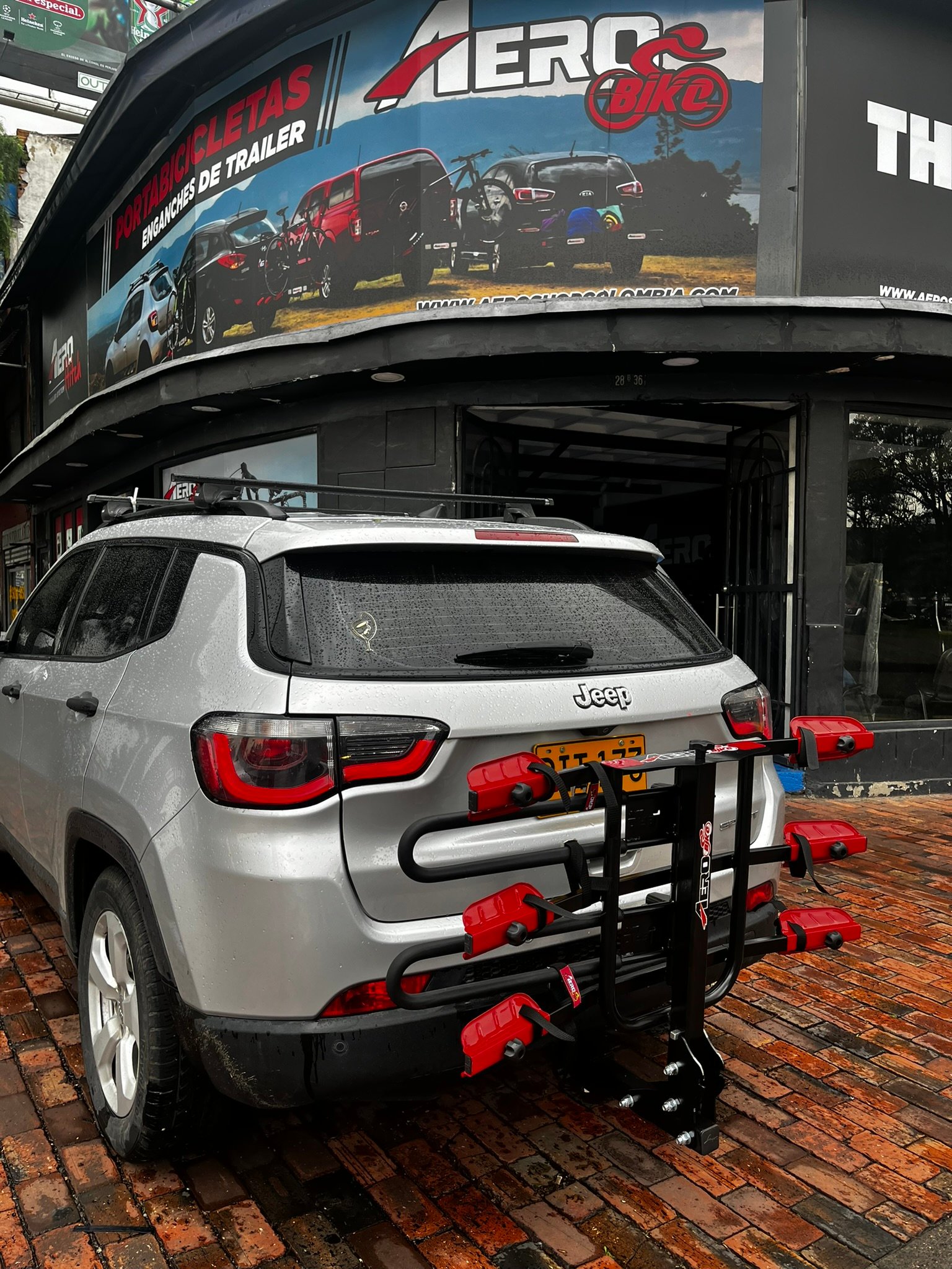 Jeep Compass con parrilla de techo y portabicicletas Aerobike 4 bicicletas instalado