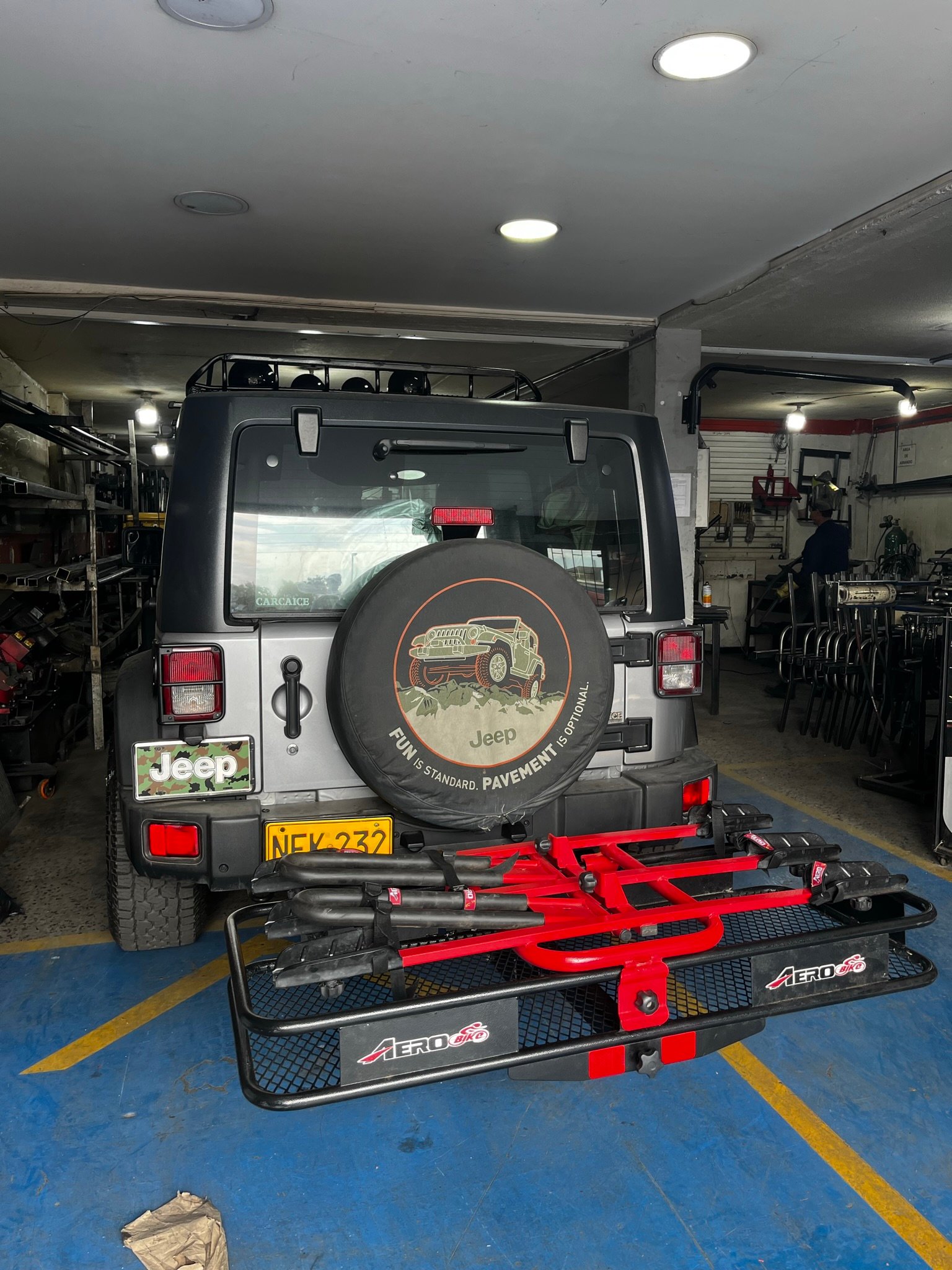 Tiro de arrastre con canasta de carga instalada en Jeep Wrangler