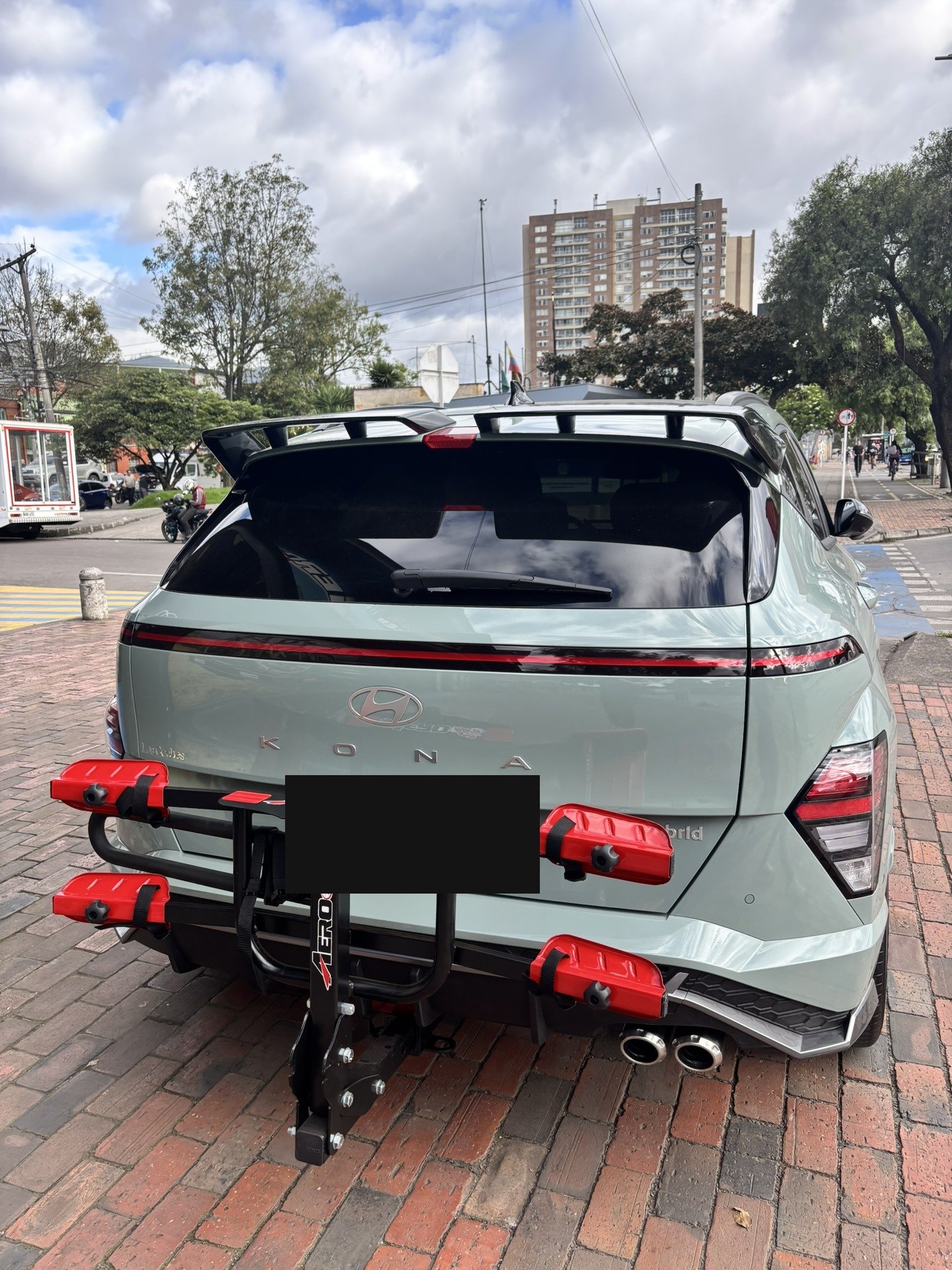 Hyundai Kona con portabicicletas Aerobike 4 bicicletas, otro ángulo