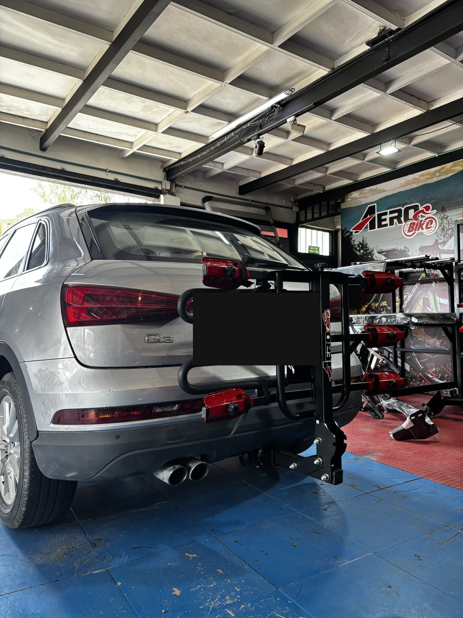 Audi Q3 plateado con portabicicletas Aerobike 3 bicicletas instalado