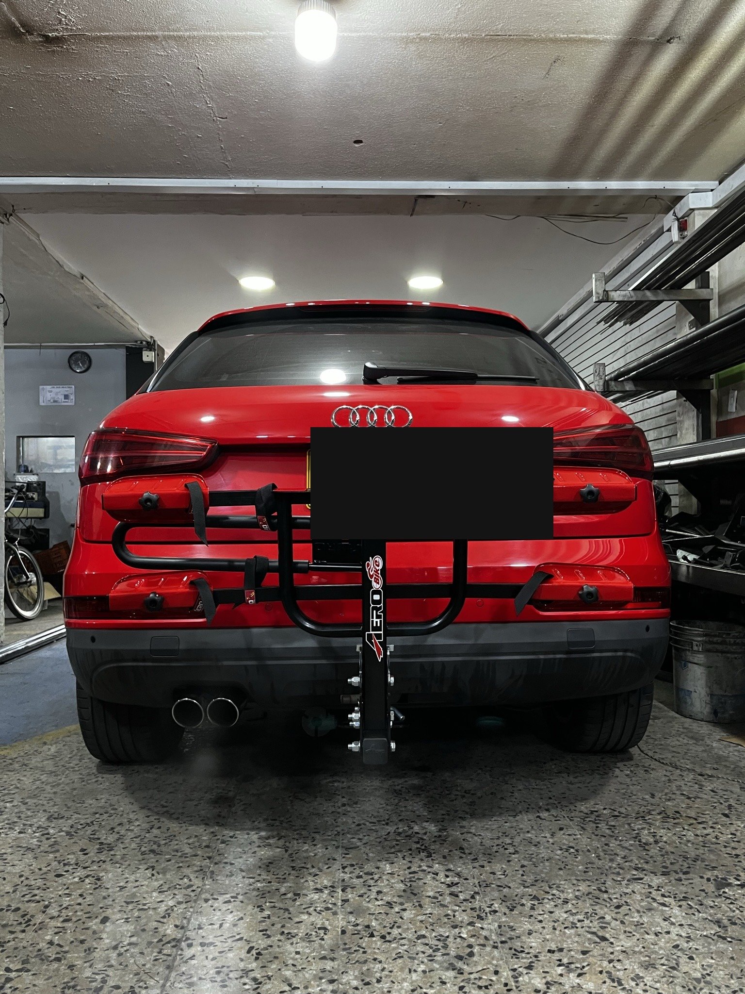 Audi Q3 rojo con portabicicletas Aerobike 3 bicicletas instalado
