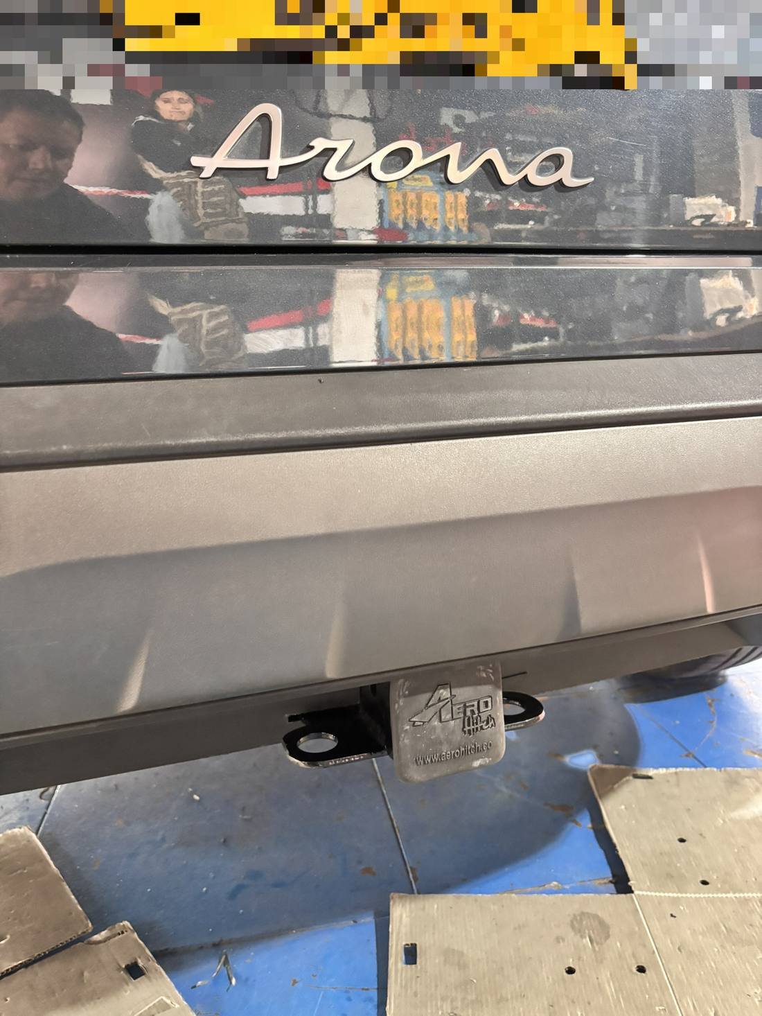 Detalle de bola de enganche de tiro de arrastre instalada