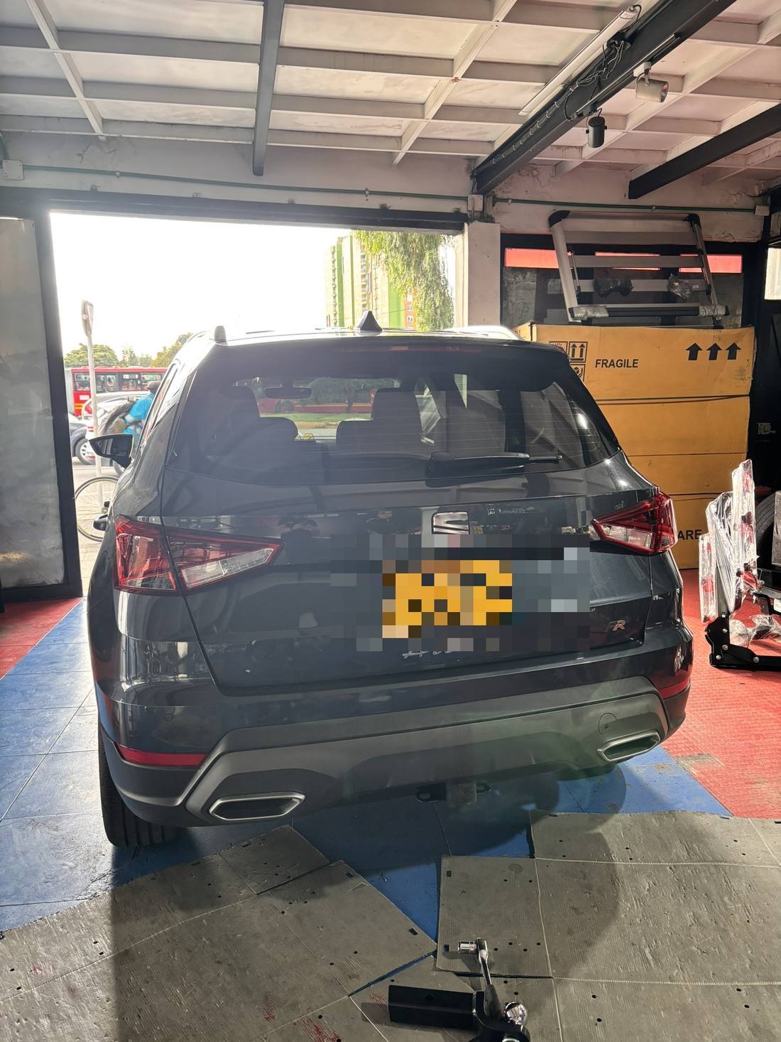 SEAT Arona con tiro de arrastre instalado, otro ángulo