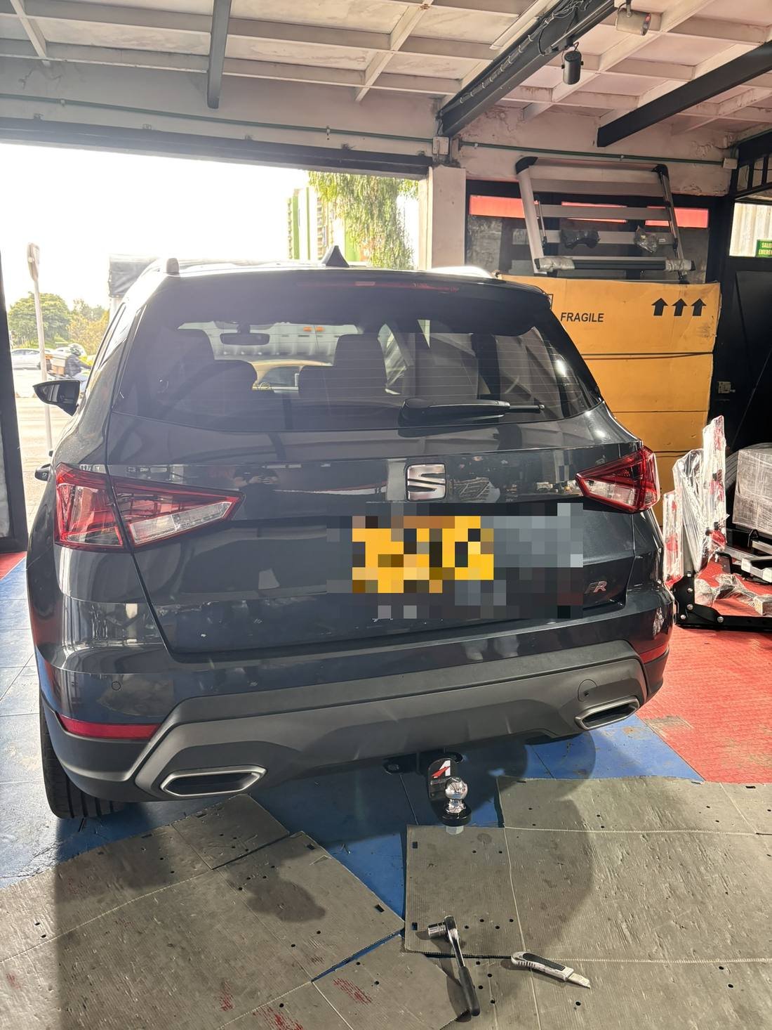 SEAT Arona con tiro de arrastre instalado, vista trasera