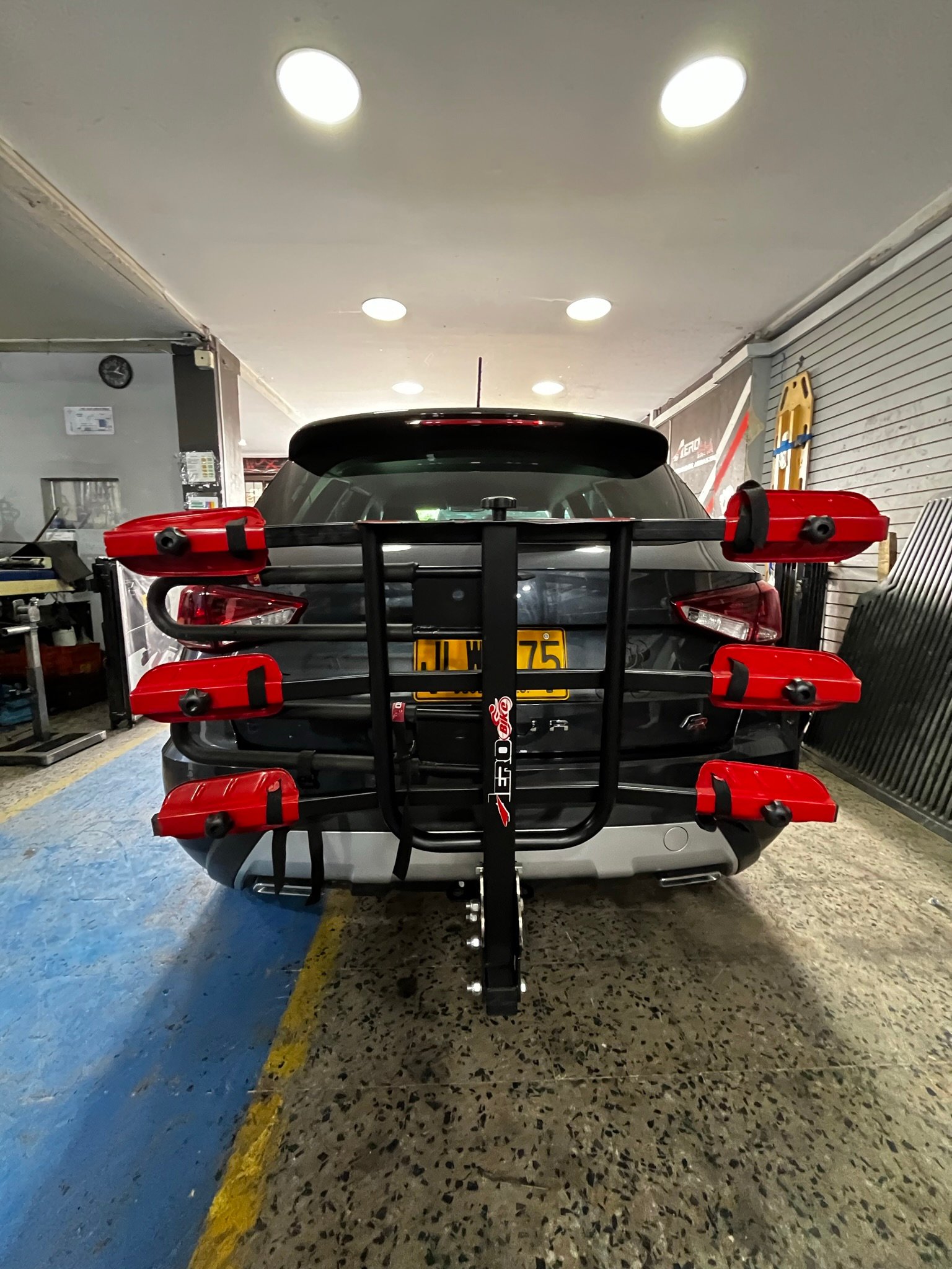 SEAT Arona con portabicicletas Aerobike 6 bicicletas instalado