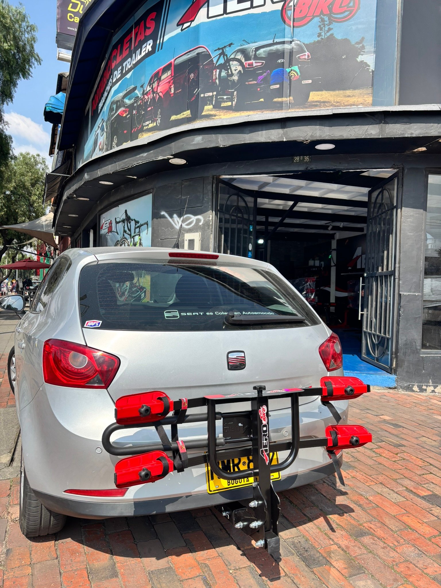 Vehículo con portabicicletas cargado listo para viajar por carretera
