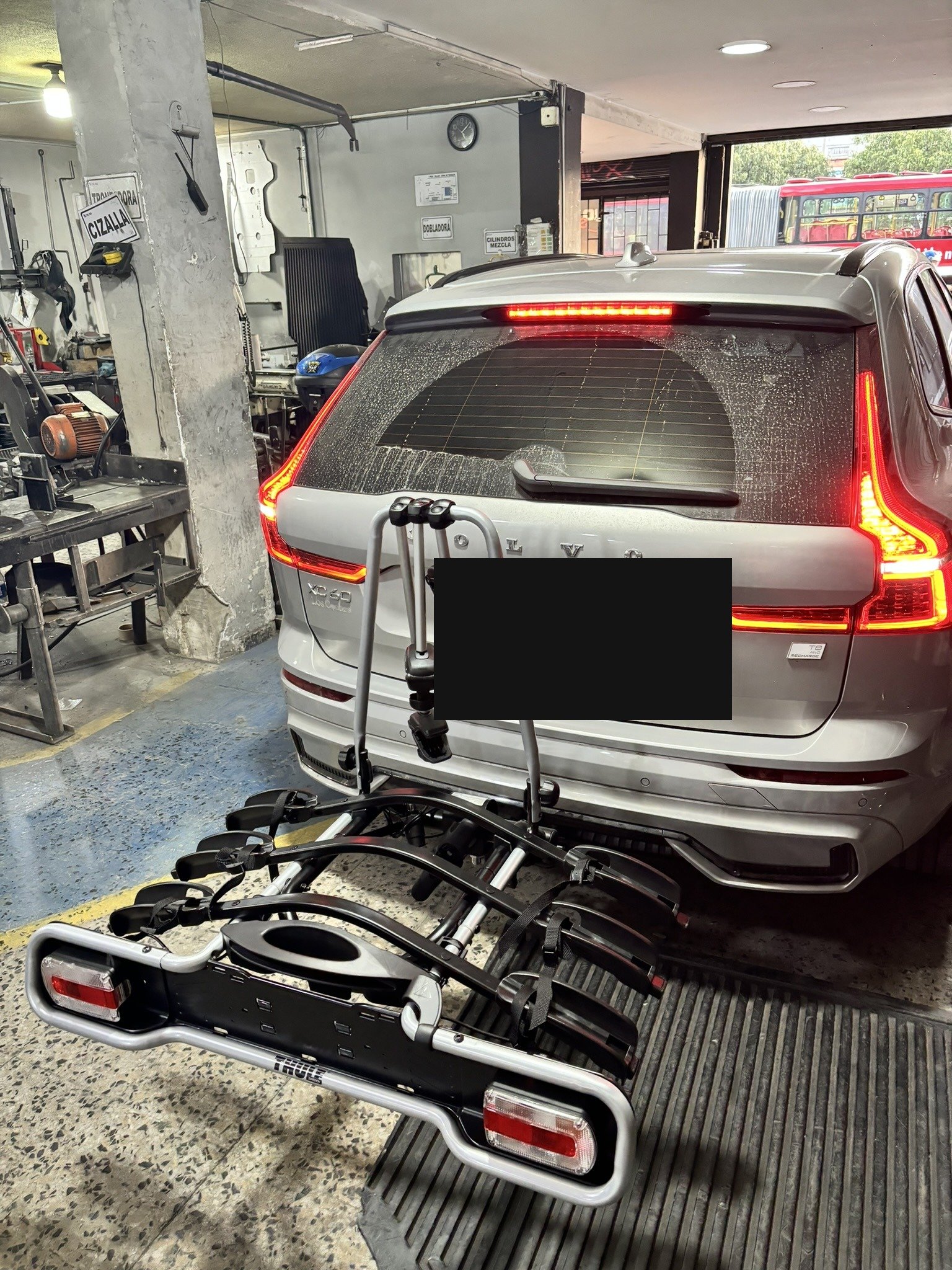 Volvo XC60 con portabicicletas Thule 4 bicicletas instalado